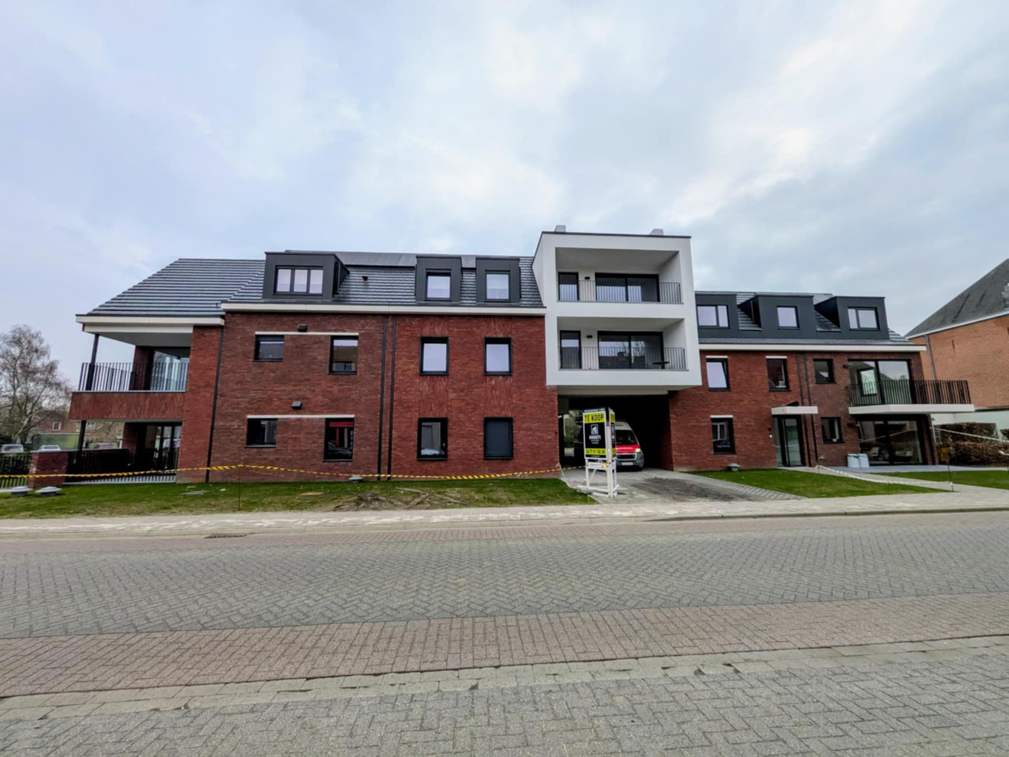 Detail Optima ramen met Linarte gevelpanelen Bevelsesteenweg Nijlen